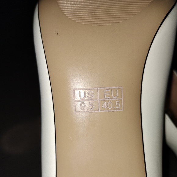 NWT Castamere High Heels Round Toe Pump in PU White - Picture 12 of 12